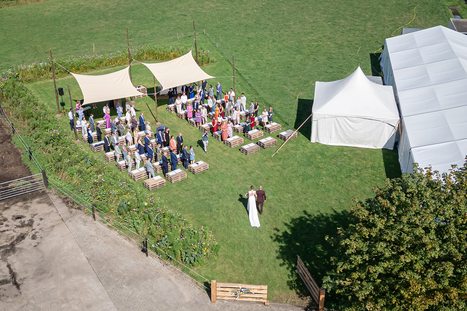 Dronefotografie op je bruiloft: wanneer het werkt, wat het oplevert en wat je vooraf regelt